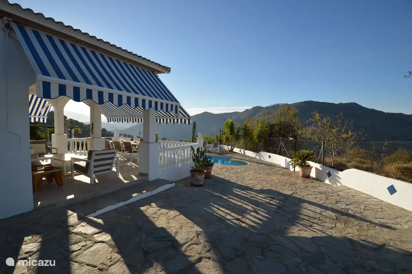 Terraza muy amplia, a lo lejos en la monta&#241;a el pueblo alto de Comares