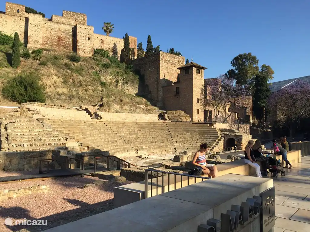 M&#225;laga centro, antiguo teatro romano y Cazaba.