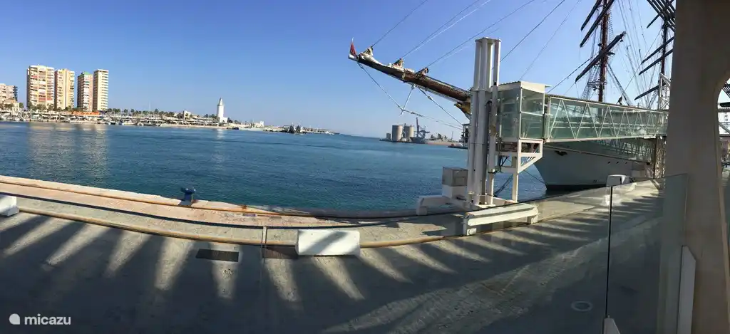 M&#225;laga, puerto con atractivo paseo mar&#237;timo.
