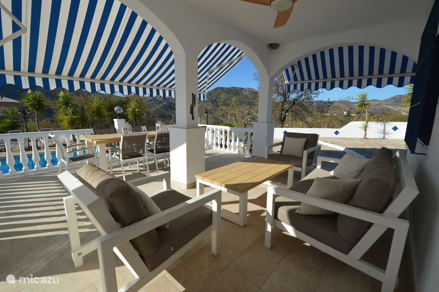 Terraza con toldos y sombra todo el d&#237;a, vista suroeste.