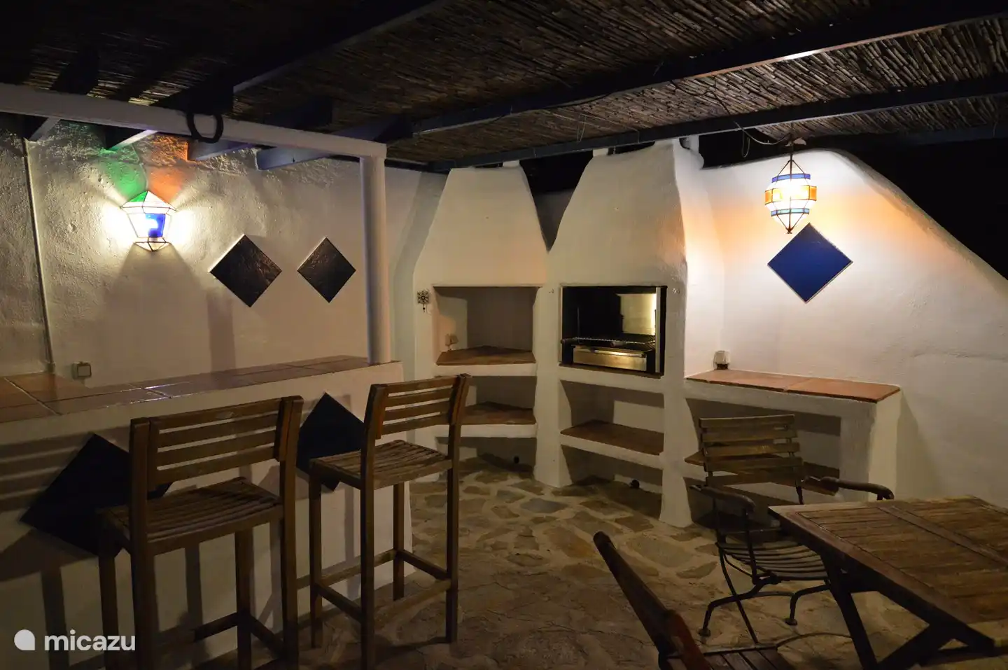 Bar y barbacoa por la noche.