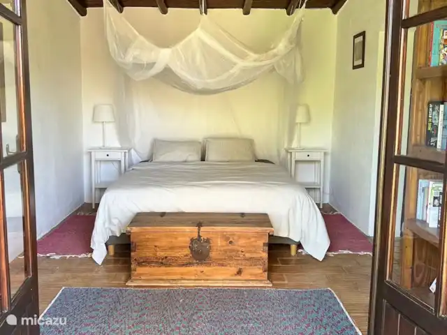 Maison d'Urzé | Portugal, Algarve, Alcantarilha - villa Chambre dans la maison d'hôtes avec lit double et portes-fenêtres donnant sur le jardin.