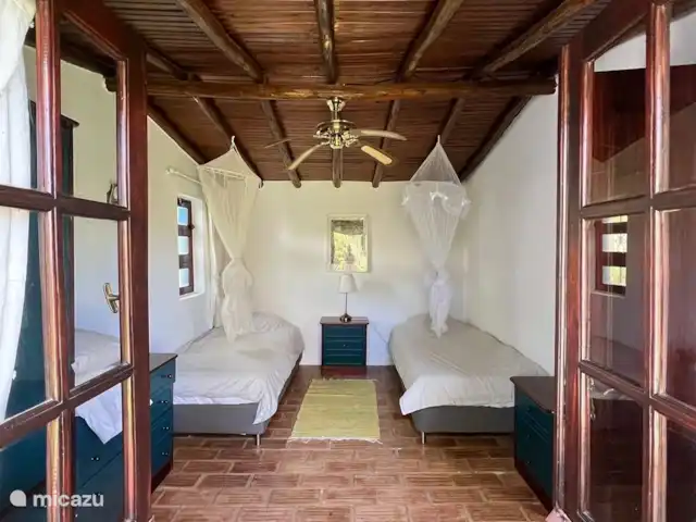 Maison d'Urzé | Portugal, Algarve, Alcantarilha - villa Deuxième chambre en maison d'hôtes avec deux lits simples.