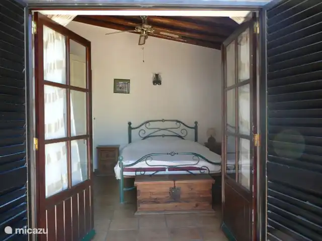 Maison d'Urzé | Portugal, Algarve, Alcantarilha - villa Chambre 1 dans la maison principale avec portes-fenêtres donnant sur la terrasse et salle de bain en suite