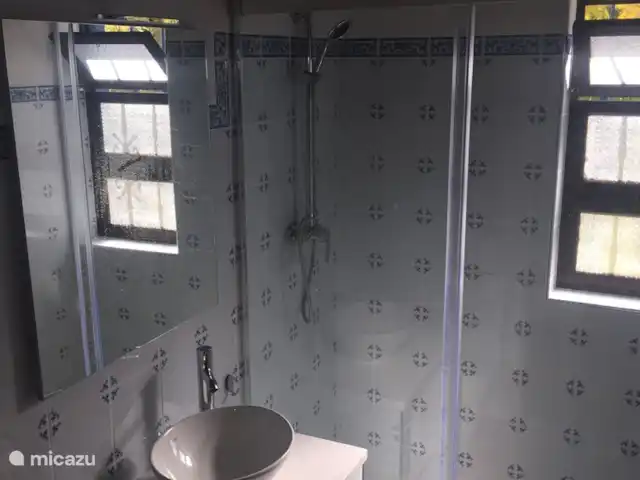 Maison d'Urzé | Portugal, Algarve, Alcantarilha - villa Salle de bains attenante à la chambre 1 avec douche à effet pluie et toilettes