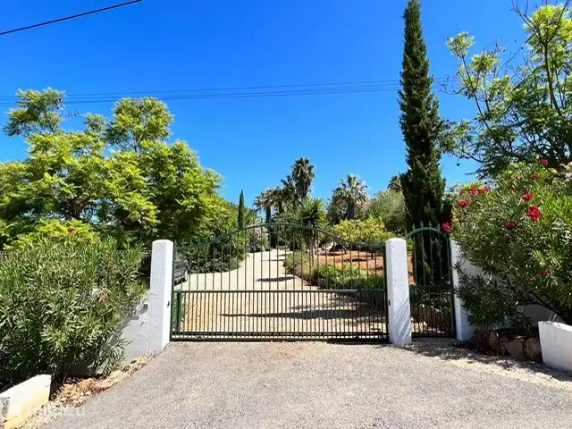 Maison d'Urzé | Portugal, Algarve, Alcantarilha - villa Entrée et allée avec suffisamment de places de stationnement pour trois à quatre voitures