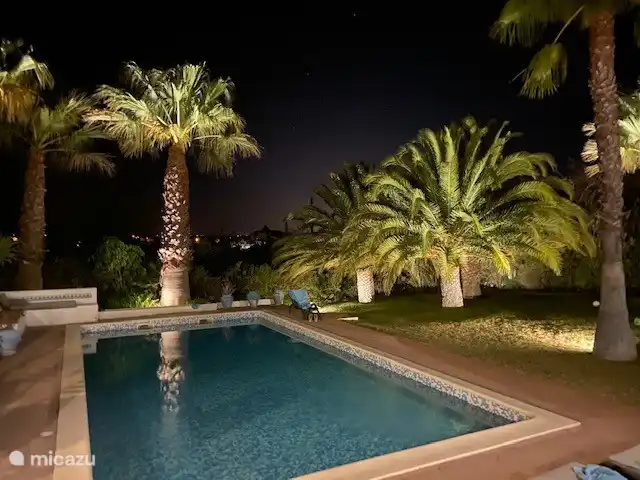 Maison d'Urzé | Portugal, Algarve, Alcantarilha - villa Vue le soir de la maison principale sur le jardin.