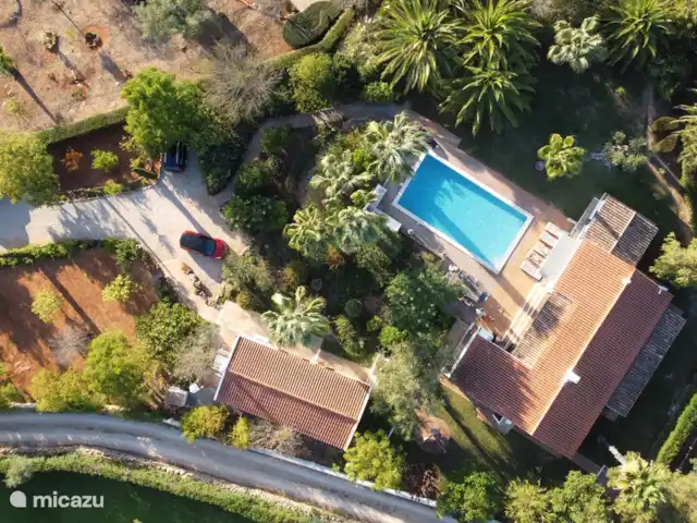 Maison d'Urzé | Portugal, Algarve, Alcantarilha - villa Vue d'ensemble de toute la zone où se trouve la Casa da Urze. Entièrement clôturé et espace pour au moins 3 voitures.