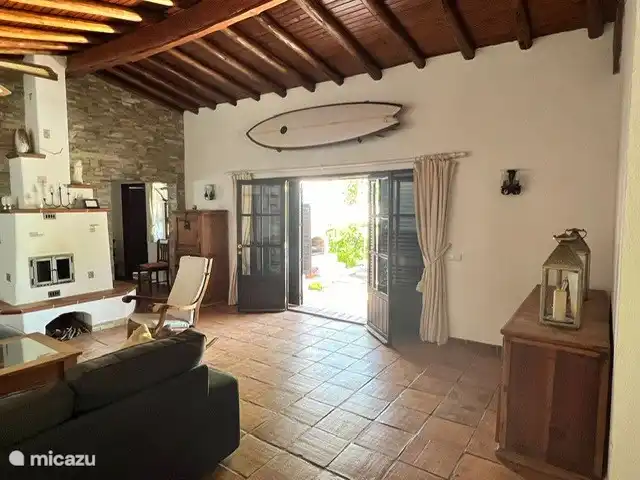 Maison d'Urzé | Portugal, Algarve, Alcantarilha - villa Salon avec belle cheminée et portes-fenêtres donnant sur le jardin.