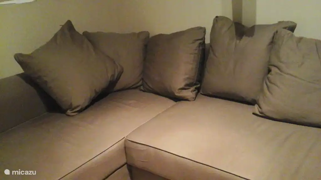 Le canapé lit Ikea (bonne qualité) dans la 2ème chambre.