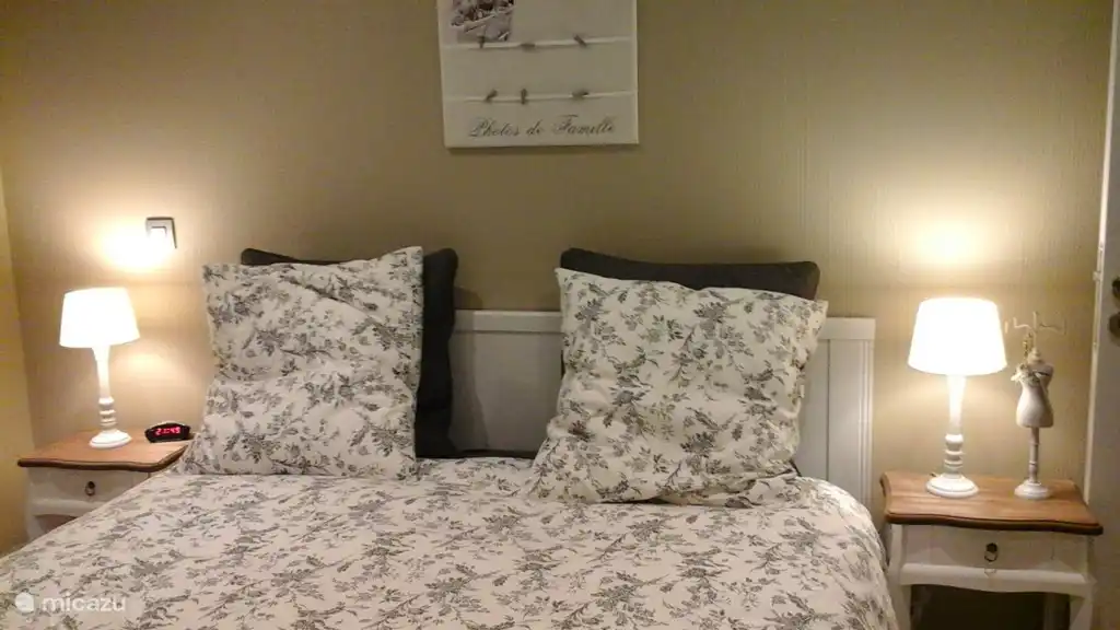 Chambre confortable 1 avec beaucoup d'espace de rangement