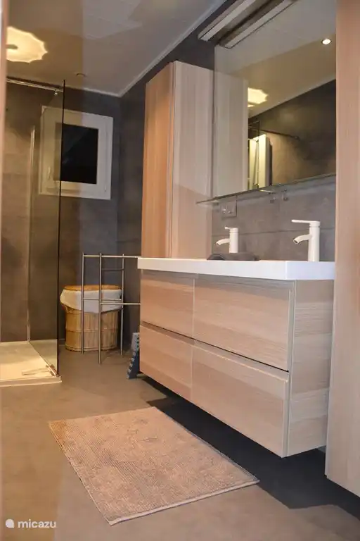 1 des 2 salles de bains, chacune avec un double lavabo et une douche à l'italienne avec massage et douche à effet pluie