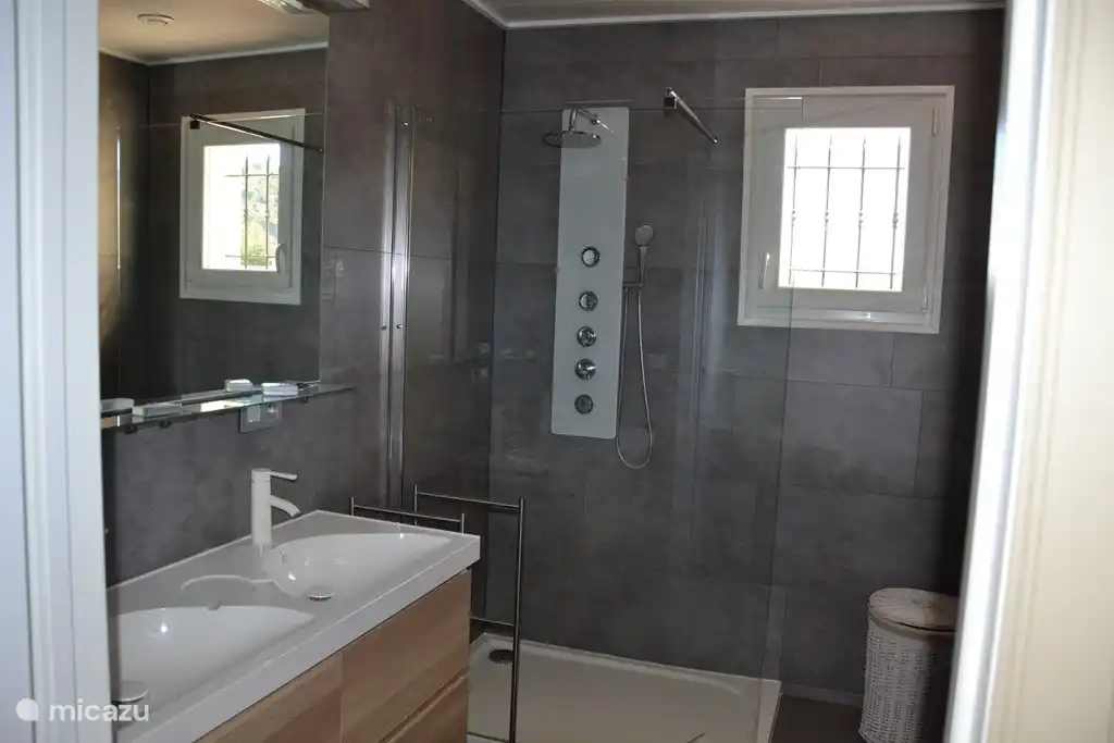 L'autre des 2 salles de bain