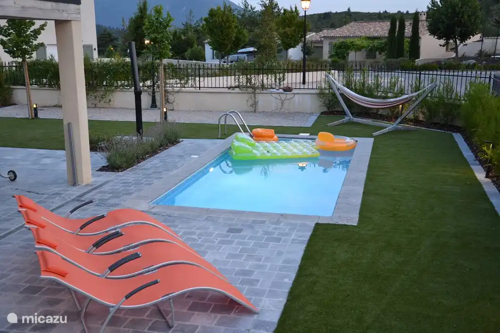 Piscine privée au soleil. Dimension 6 par 2,5m. Profondeur : 1,2 m