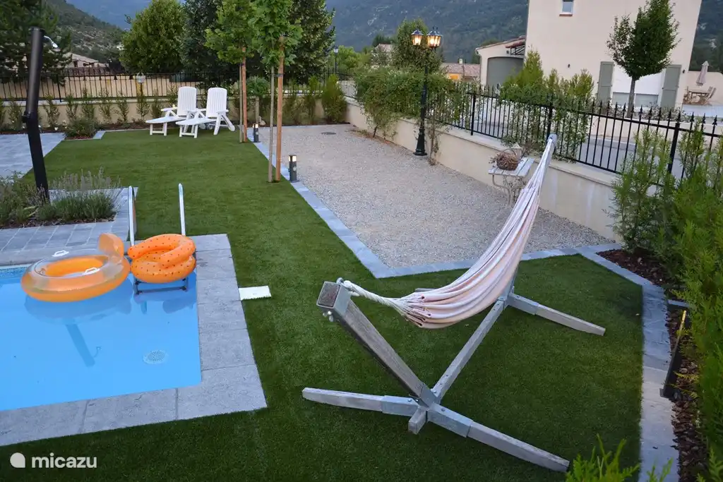 Le hamac, les chaises longues et le terrain de pétanque sont à votre disposition.