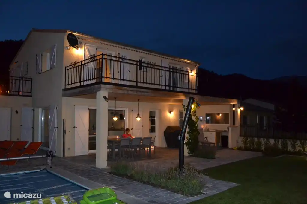 Le confort l'emporte. La bâche à bulles garde la piscine au chaud.