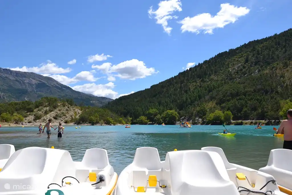 Le réservoir 'Lac de Castillon' avec beaucoup de plaisir aquatique