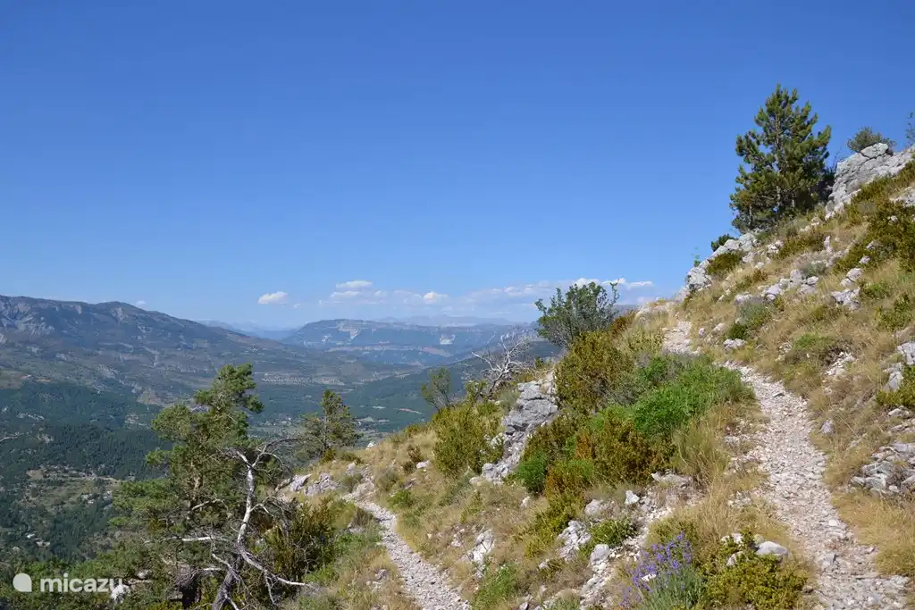 Les montagnes de la région mesurent jusqu'à 2 km de haut