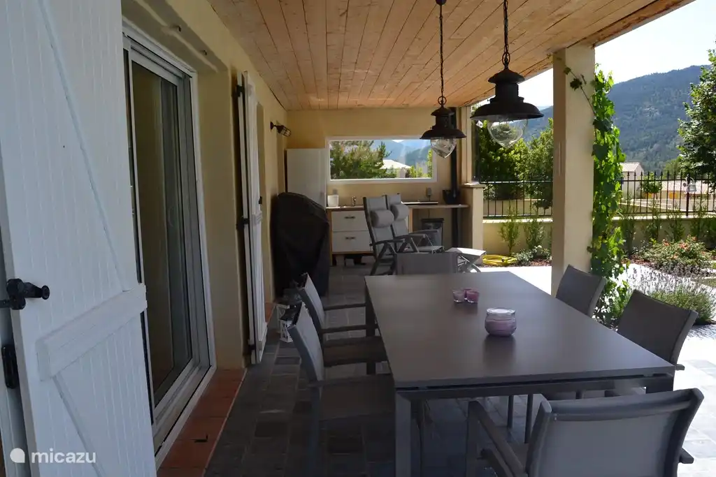 Terrasse couverte avec cuisine extérieure