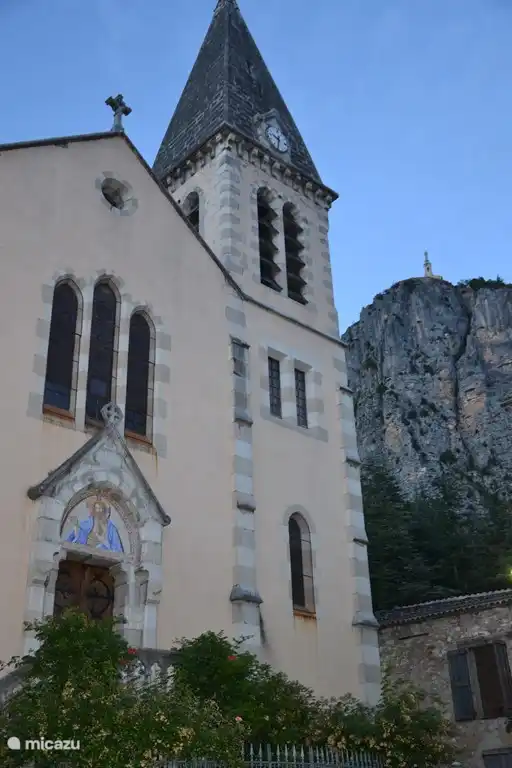 L'église de Castellane avec vue sur la 'Roque'