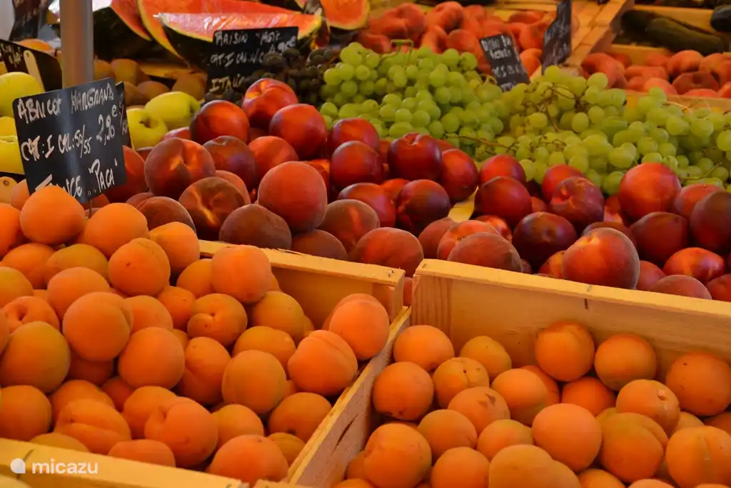 Marché local les mercredi et samedi matin