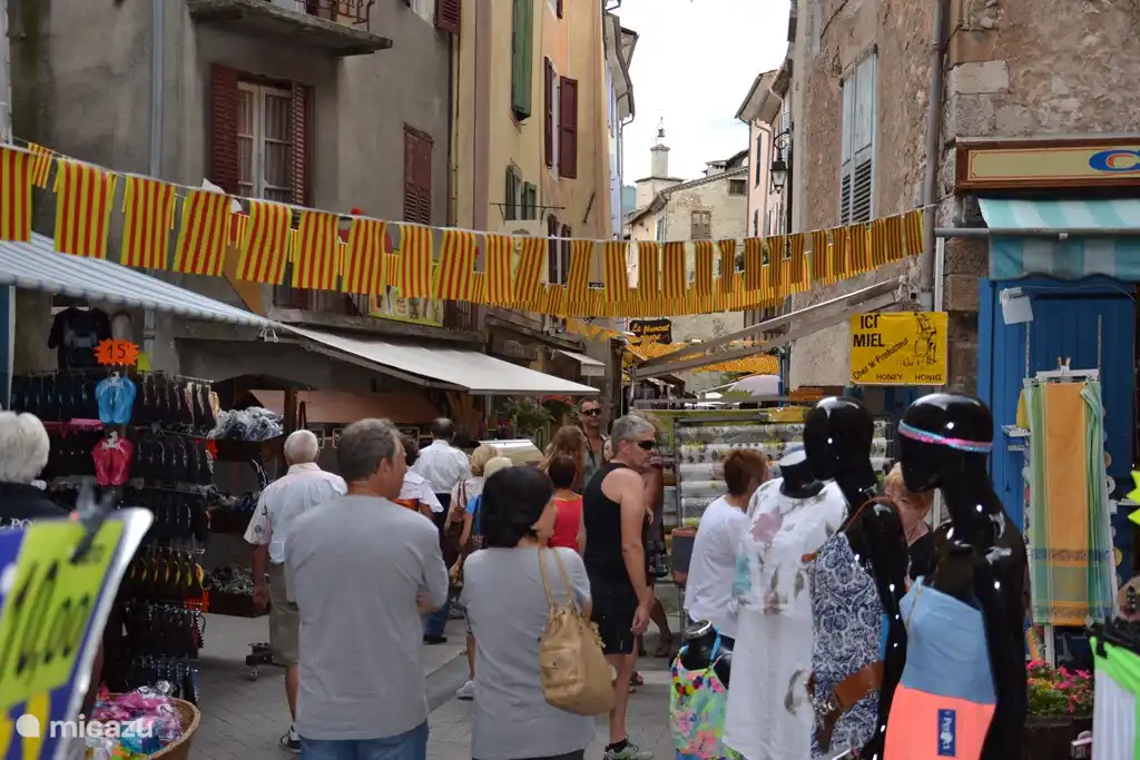 La rue piétonne commerçante de Castellane