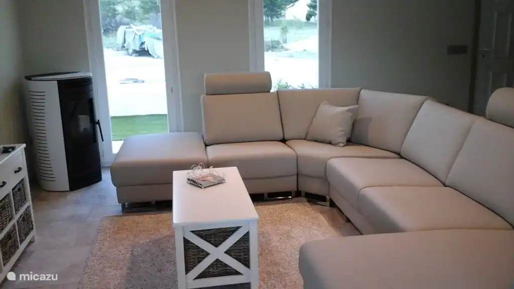 Salon spacieux avec de nombreux sièges et TV avec antenne satellite TV Flanders (également chaînes néerlandaises)