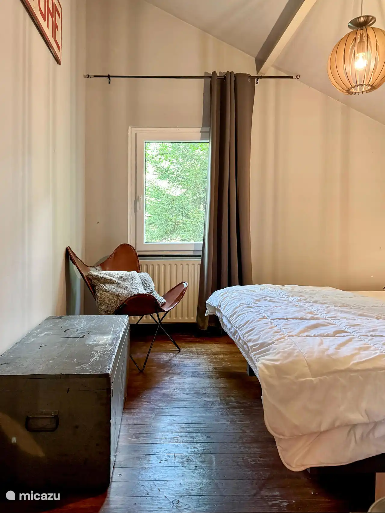 1e Slaapkamer met 2 persoonsbed en dekbed.