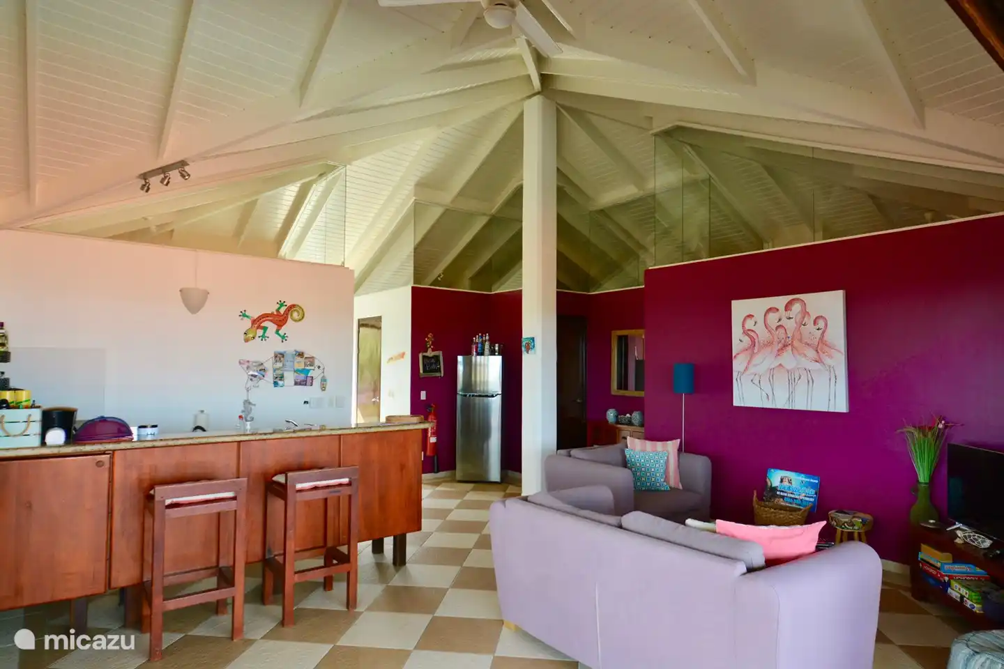 El amplio salón con cocina abierta.