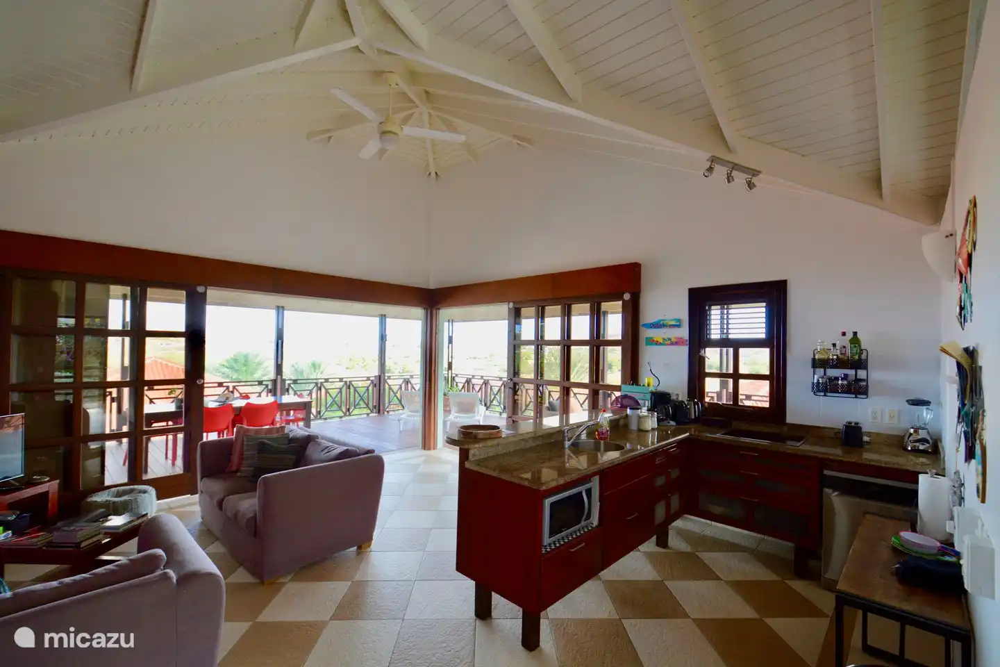 El amplio salón con cocina abierta y... ¡vista al mar!