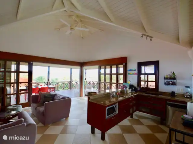 V.I.P. Blue Bay Beach Villa | Curaçao, Curaçao-Centre, Blue Bay - villa La pièce à vivre spacieuse avec cuisine ouverte et ... vue mer !
