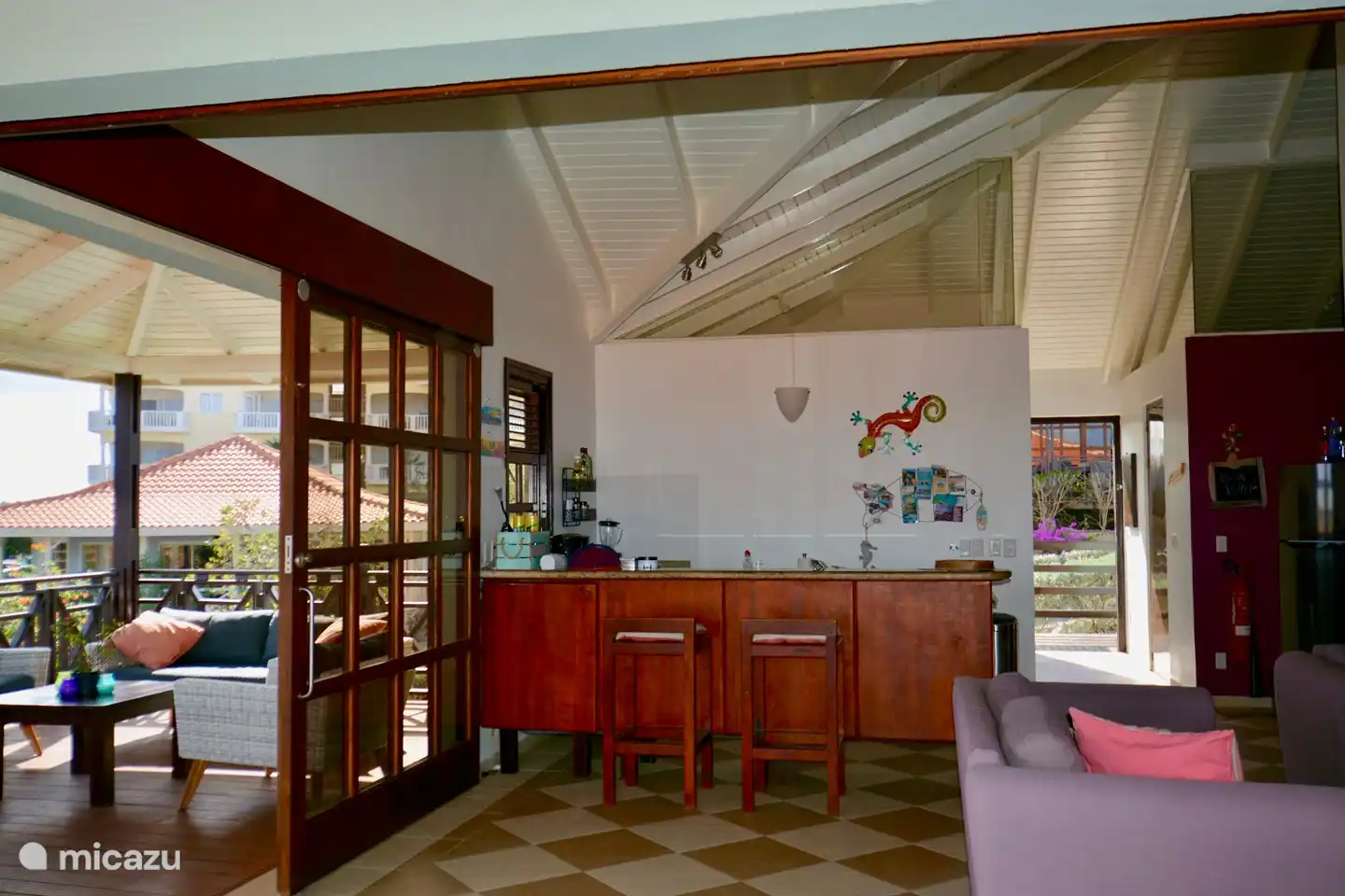 El amplio salón con cocina abierta.