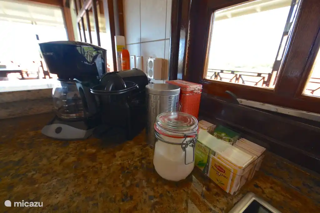 ¡Nespresso y cafetera nuevos!