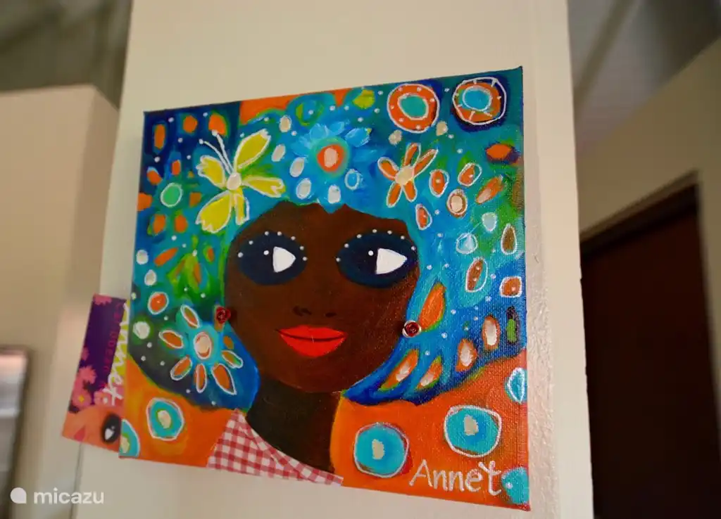 Las alegres y coloridas pinturas de la villa fueron realizadas por un conocido artista local y están a la venta.