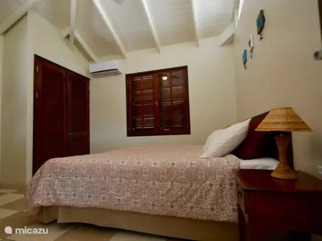 V.I.P. Blue Bay Beach Villa | Curaçao, Curaçao-Centre, Blue Bay - villa La chambre 1 a la climatisation inverseur et un ventilateur de plafond !