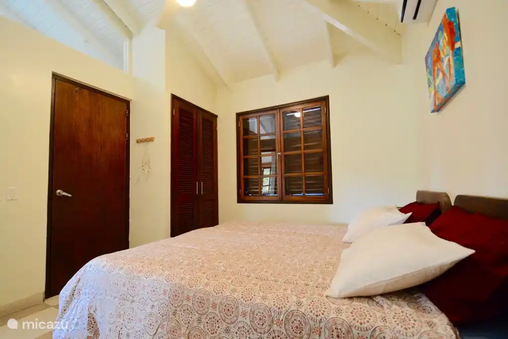 ¡El dormitorio 2 tiene aire acondicionado inverter y un ventilador de techo!