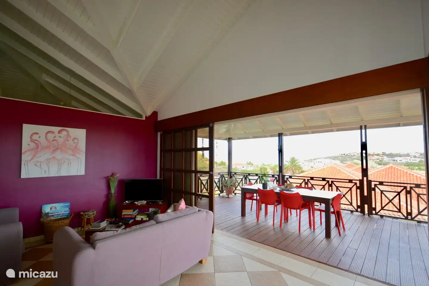 Deliciosa cena o barbacoa en la terraza con una hermosa vista al mar