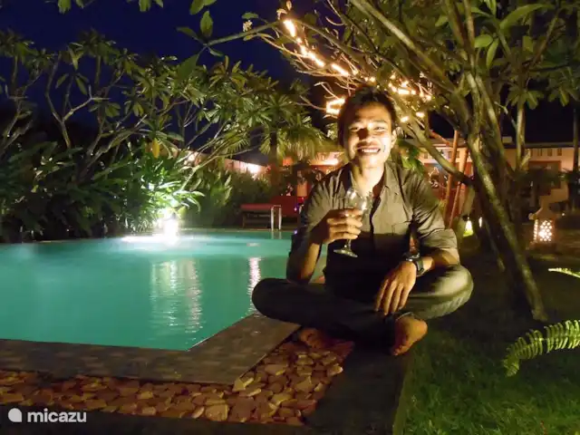 Fietsen, Indonesië, Java, Yogyakarta, villa Villa Rosseno Tuticat heerlijk met een drankje aan het zwembad