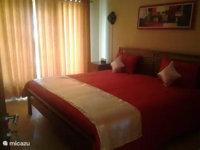 Fietsen, Indonesië, Java, Yogyakarta, villa Villa Rosseno Tuticat mooi, ruime, schone slaapkamer met badjas, strandlakens en voldoende handdoeken