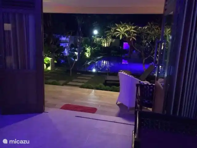 Fietsen, Indonesië, Java, Yogyakarta, villa Villa Rosseno Tuticat Openslaande deuren naar de tuin en zwembad