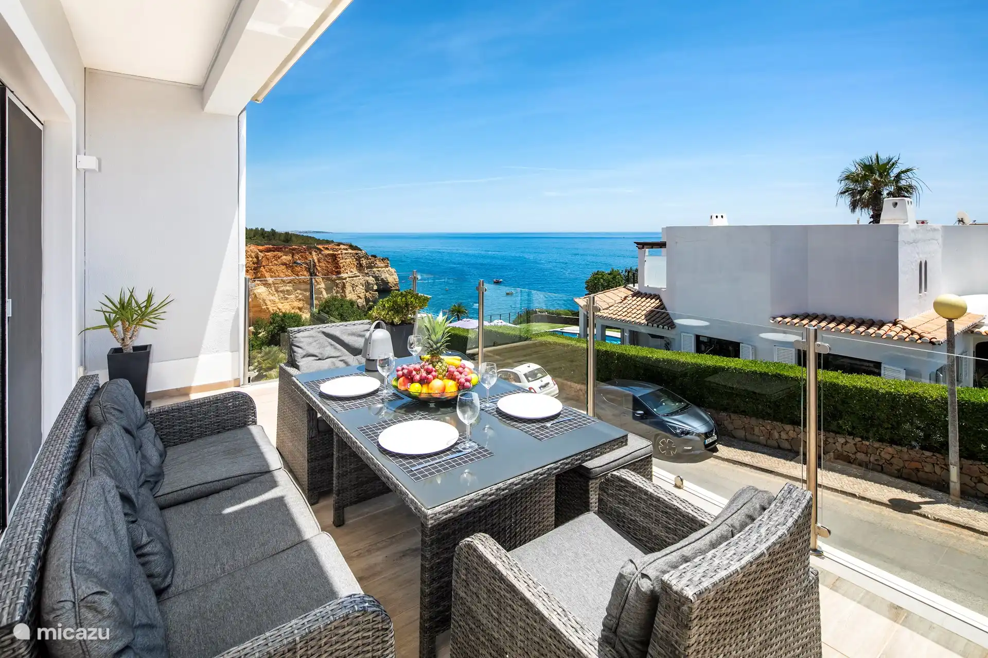 Balcón con comedor y hermosa vista al mar