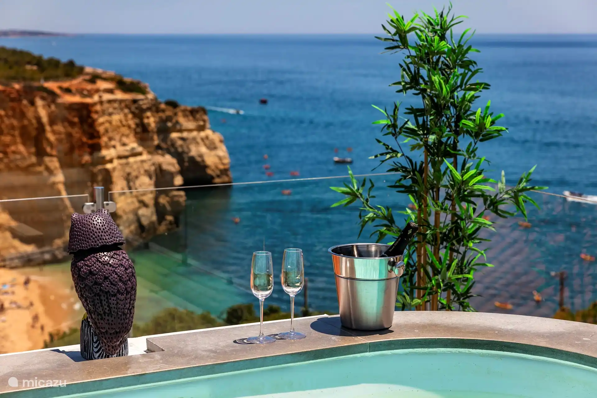 Piscina en la azotea con hermosas vistas al mar