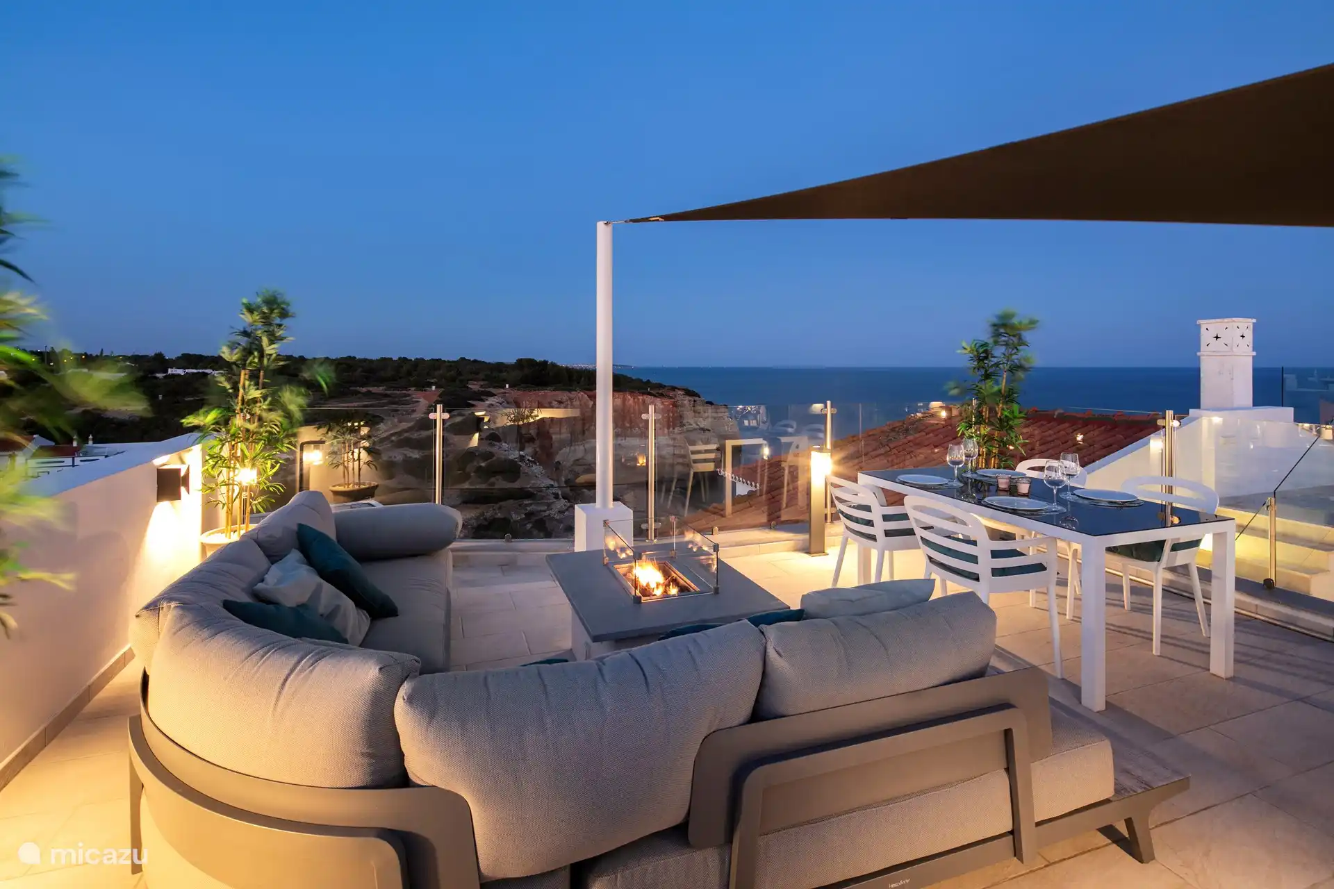 Relájese por la noche en la terraza de la azotea