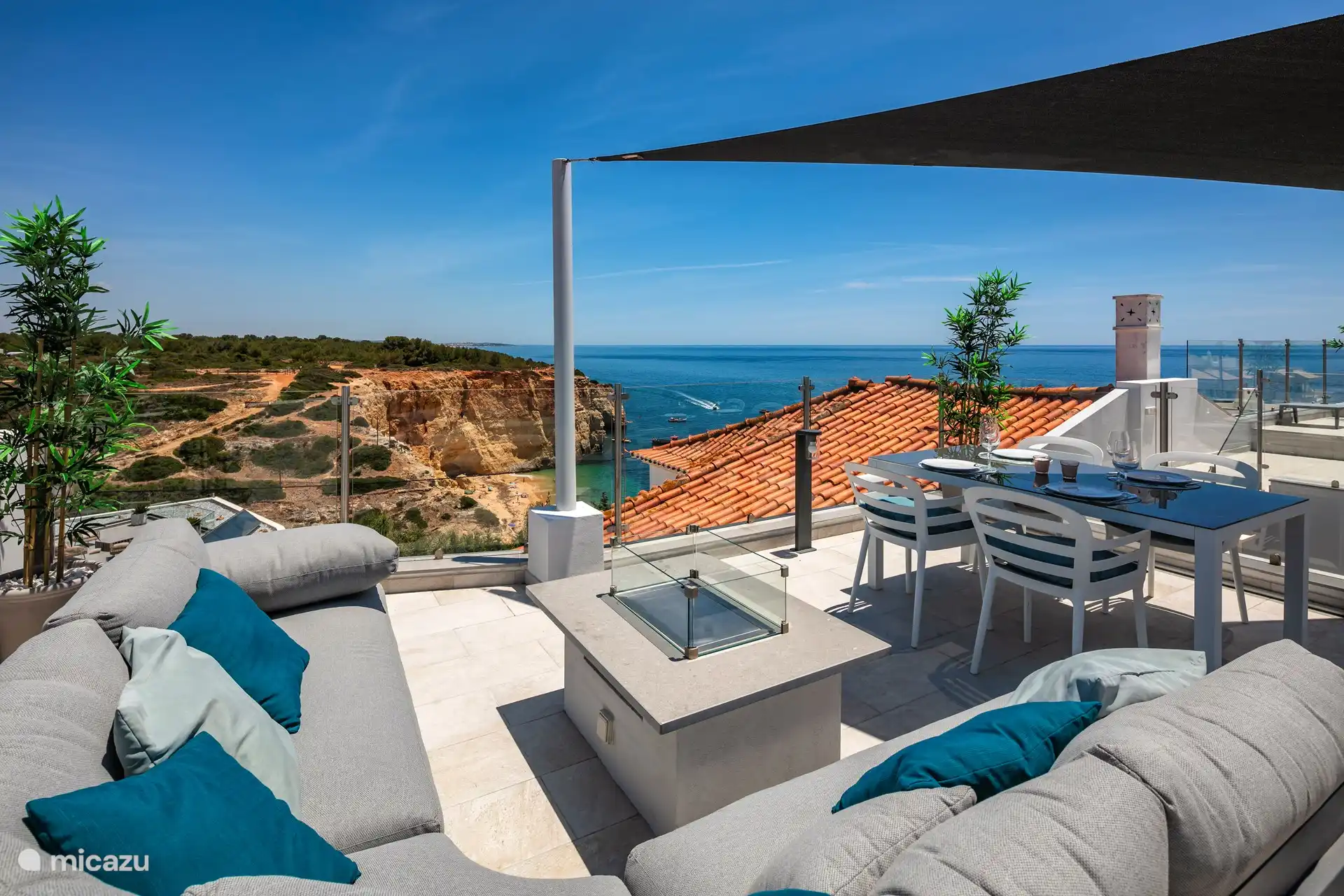 Salón en la azotea con chimenea