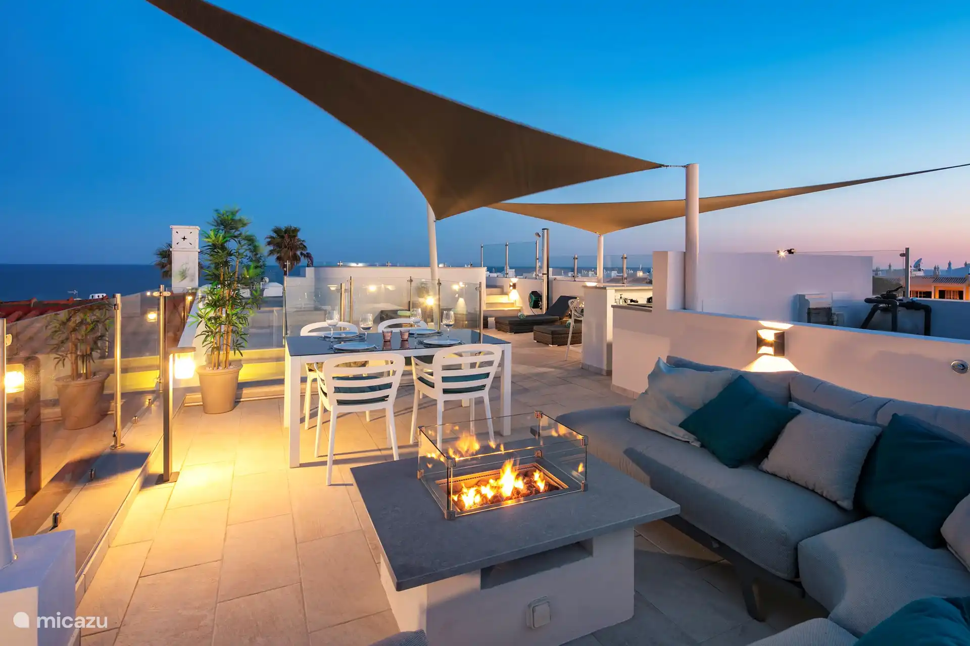 Salón en la azotea con chimenea