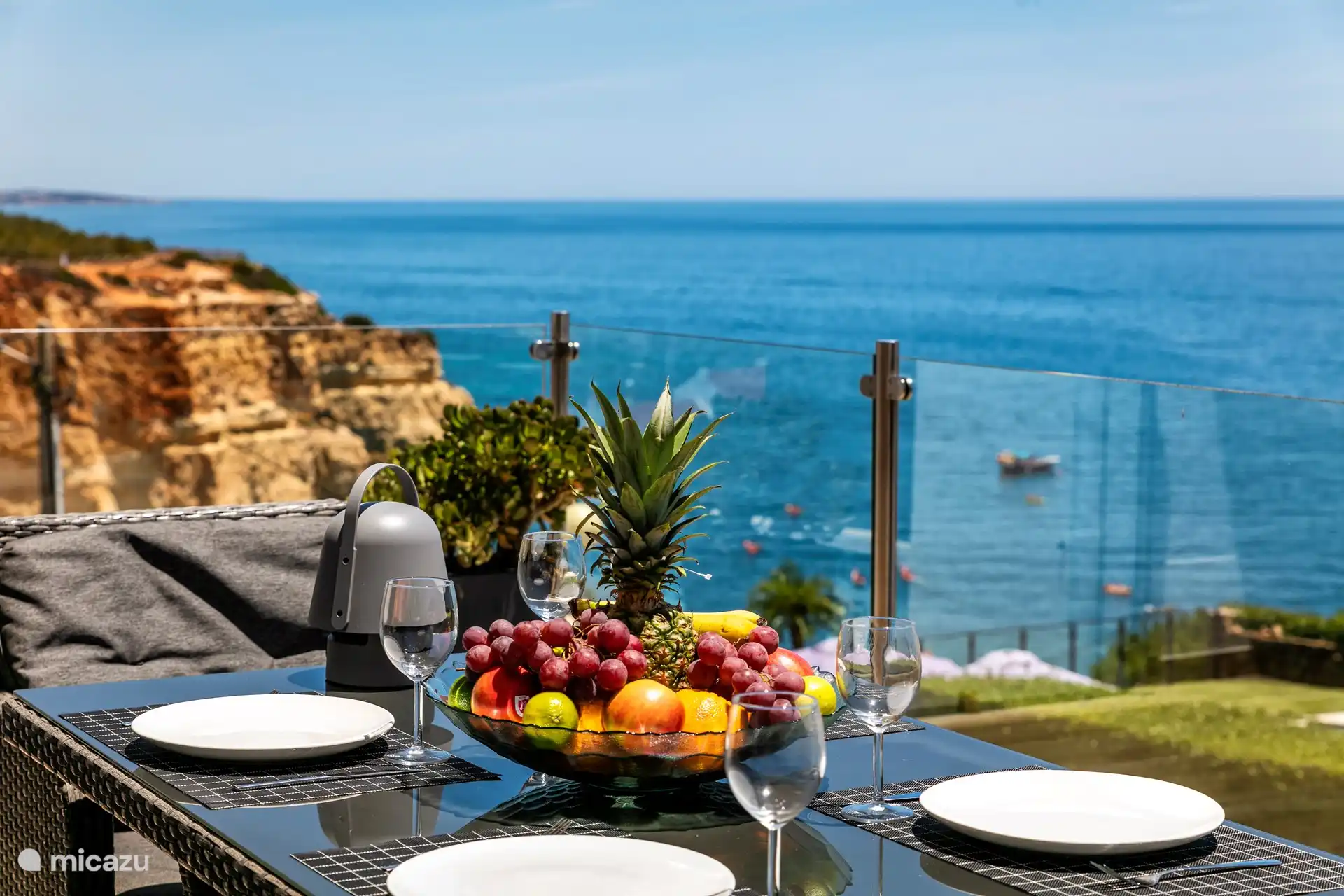 Balcón con comedor y hermosa vista al mar