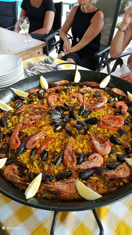 Lekker paella laten maken door onze gastvrouw..