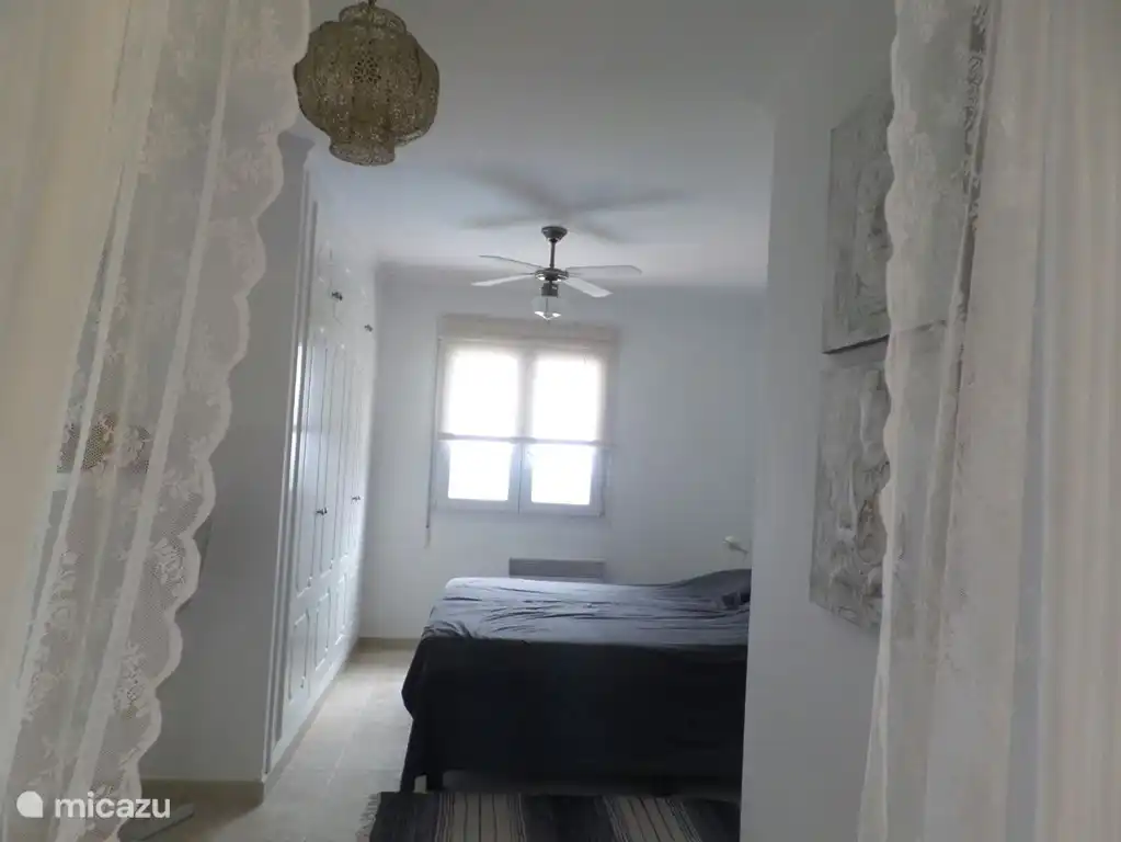Hoofdslaapkamer met grote open badkamer en appart toilet