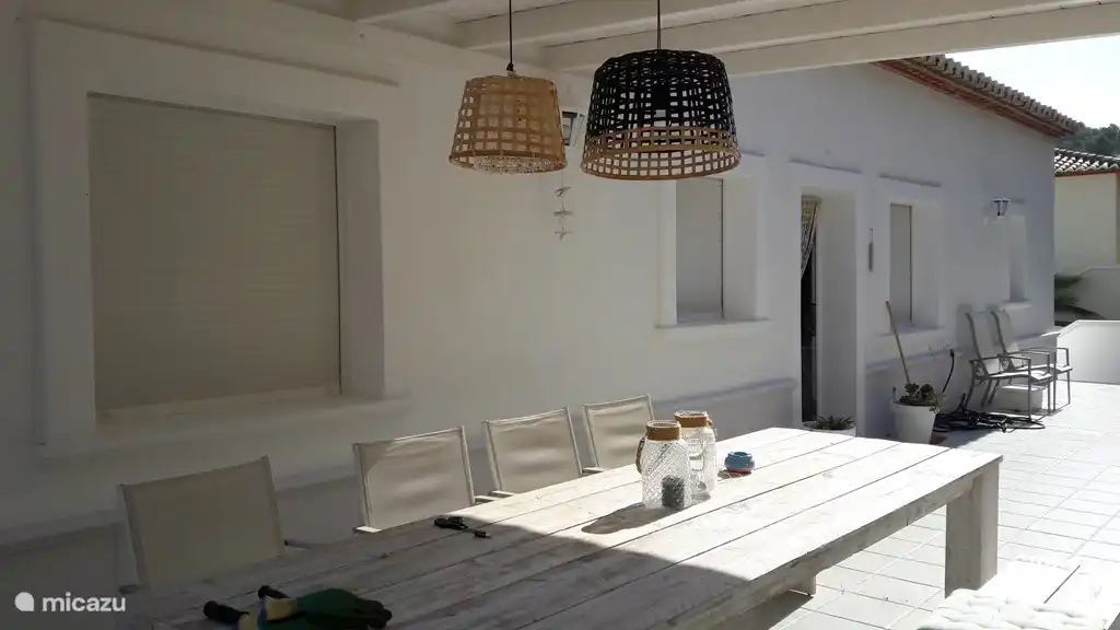 Lekker buiten eten...aan hele grote tafel onder de overkapping..