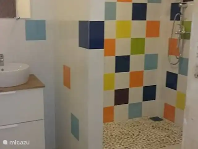Groupes Nido Aguila Blanca | Espagne, Andalousie, Guaro - maison de vacances La salle de bain avec douche pluie.